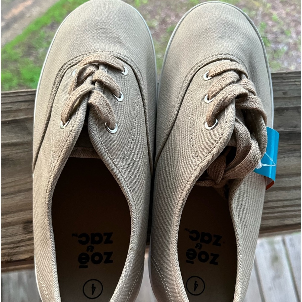 Zoe sneakers size 4 unisex? New